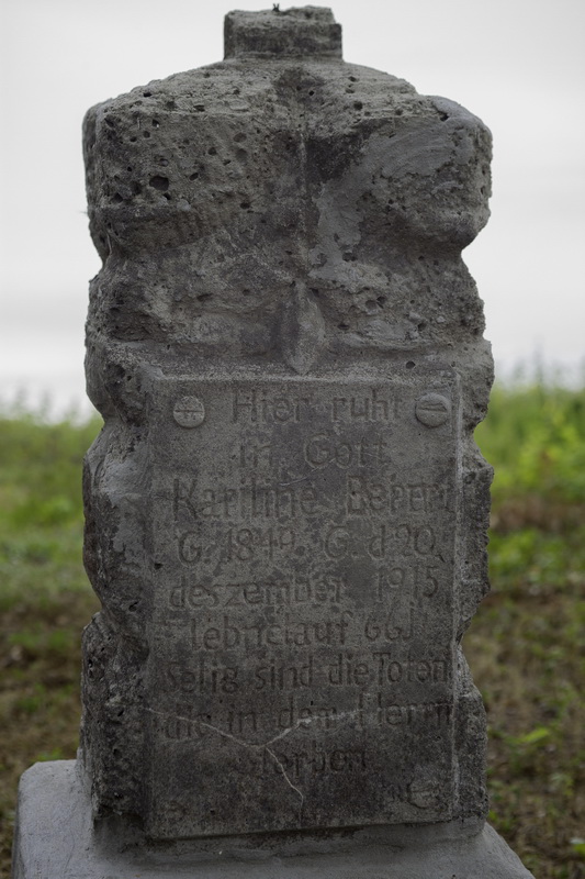 Grabsteine auf dem Gebiet des ehemaligen lutherischen Friedhofs in der ehemaligen deutschen Kolonie Winzentiwka (heute Dorf Sawitne, Rajon Kiwerzi, Wolyn)