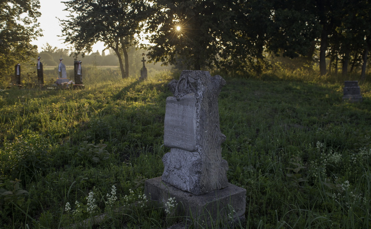 Grabsteine auf dem lutherischen Friedhof in der ehemaligen deutschen Kolonie Olesсhkowytschi (heute Olesсhkowytschi, Rajon Roschyschtsche, Wolyn)