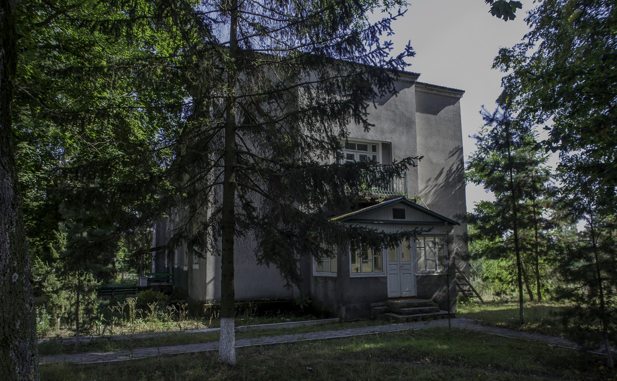 Außenansicht des Gebäudes der ehemaligen evangelisch-lutherischen Kirche (Dorf Tutschyn, Rajon Hoschtscha, Wolyn)