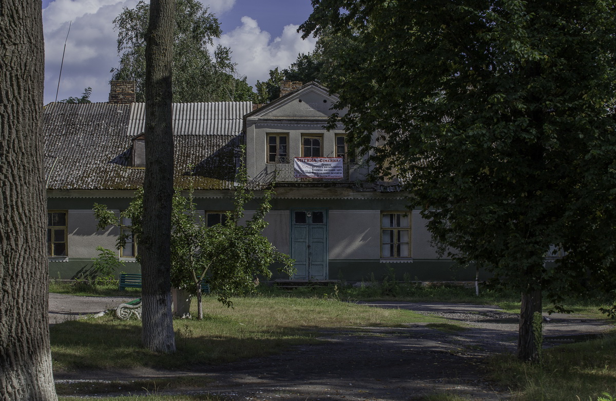 Außenansicht des Gebäudes des ehemaligen evangelisch-lutherischen Pastorats Kirche (Dorf Tutschyn, Rajon Hoschtscha, Wolyn)