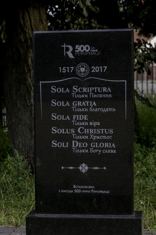 Gedenkschild anlässlich des 500. Jahrestages der Reformation, errichtet in der Nähe des Gebäudes der ehemaligen evangelisch-lutherischen Christ-Erlöser-Kirche in Luzk